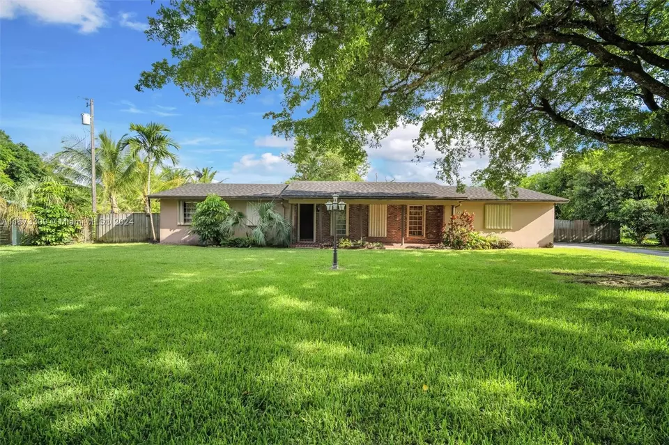 Exterior - 10850 SW 95th St, Miami, FL 33176 photo 4 of 14