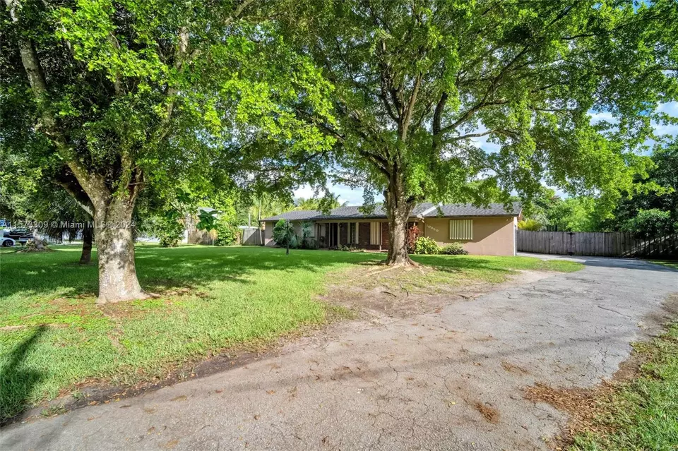 Exterior - 10850 SW 95th St, Miami, FL 33176 photo 3 of 14