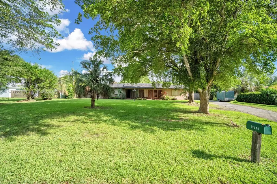 Exterior - 10850 SW 95th St, Miami, FL 33176 photo 6 of 14