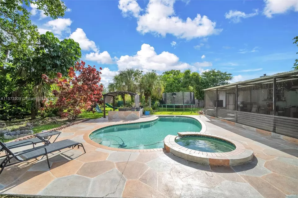 Exterior - 10850 SW 95th St, Miami, FL 33176 photo 8 of 14
