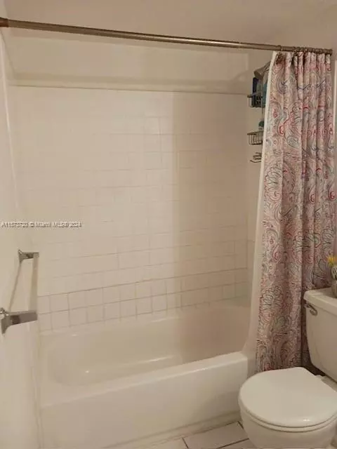 Bath - Undisclosed, Hialeah, FL 33012 photo 4 of 4