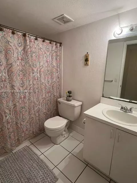 Bath - Undisclosed, Hialeah, FL 33012 photo 2 of 4