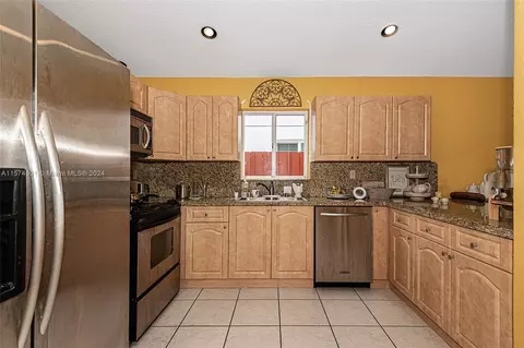 Kitchen - 3548 W 73rd Ter, Hialeah, FL 33018 photo 1 of 5