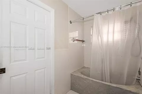 Bath - 3548 W 73rd Ter, Hialeah, FL 33018 photo 3 of 3