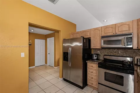 Kitchen - 3548 W 73rd Ter, Hialeah, FL 33018 photo 4 of 5