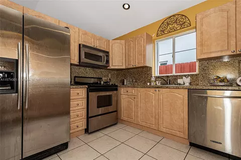 Kitchen - 3548 W 73rd Ter, Hialeah, FL 33018 photo 2 of 5