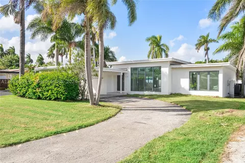 1115 N Northlake Dr, Hollywood, FL 33019