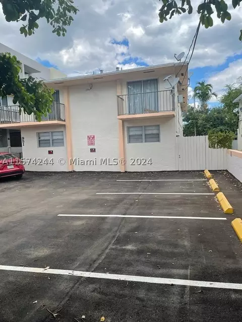 951 SW 7th St, Miami, FL 33130