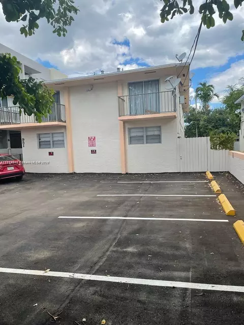 951 SW 7th St, Miami, FL 33130