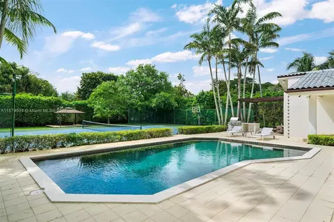 Exterior - 8920 SW 61st Ct, Pinecrest, FL 33156 photo 8 of 9