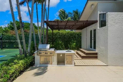 Exterior - 8920 SW 61st Ct, Pinecrest, FL 33156 photo 7 of 9