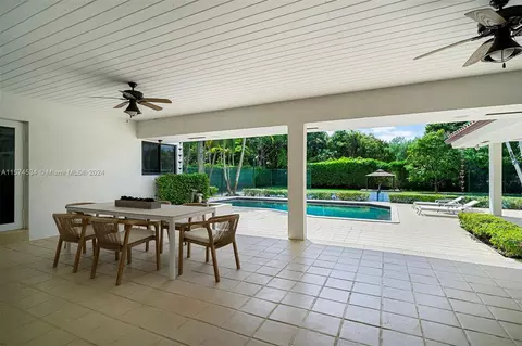 Exterior - 8920 SW 61st Ct, Pinecrest, FL 33156 photo 4 of 9