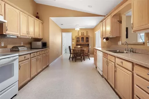 Kitchen - 9496 SE 174th Loop, Summerfield, FL 34491 photo 2 of 3
