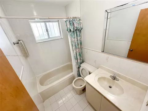 Bath - 7560 W 33rd Ln, Hialeah, FL 33018 photo 2 of 2