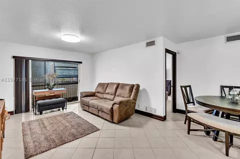 2802 NW 55th Ave #2B, Lauderhill, FL 33313