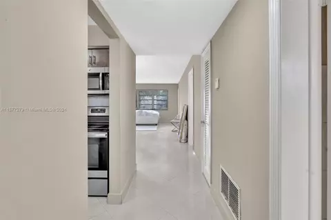 1450 NE 191st St #204, Miami, FL 33179