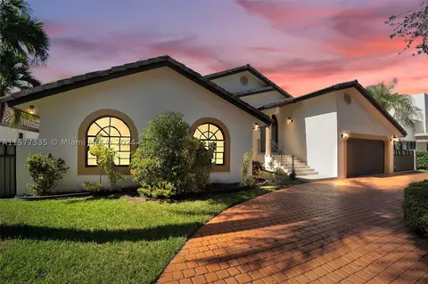 8240 NW 163rd St, Miami Lakes, FL 33016
