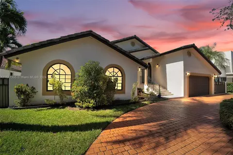 8240 NW 163rd St, Miami Lakes, FL 33016