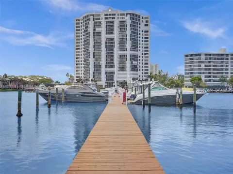 2665 S Parkview Dr, Hallandale Beach, FL 33009