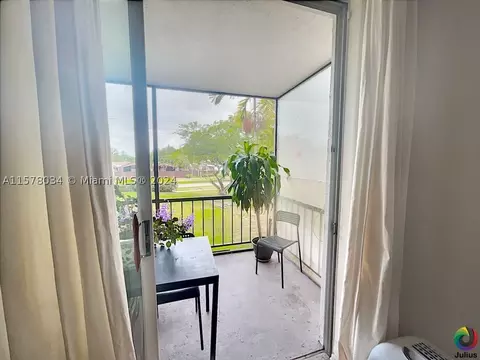 7100 NW 17th St #207, Plantation, FL 33313