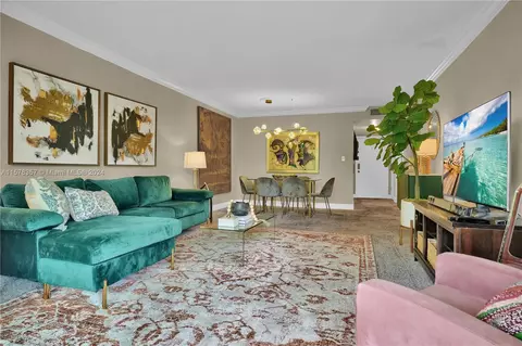 950 Hillcrest Dr #114, Hollywood, FL 33021