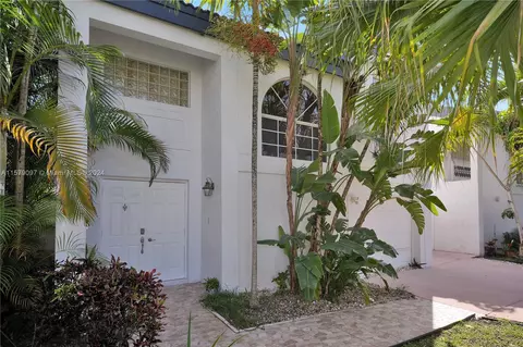 360 NE 212th St, Miami, FL 33179