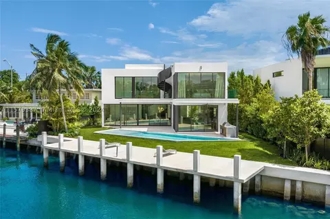 3172 N Bay Rd, Miami Beach, FL 33140