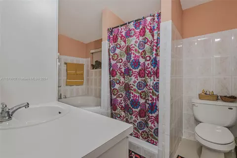 Bath - 950 W 37th St, Hialeah, FL 33012 photo 2 of 4
