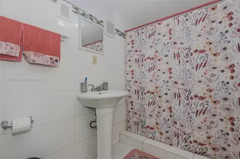 Bath - 950 W 37th St, Hialeah, FL 33012 photo 4 of 4