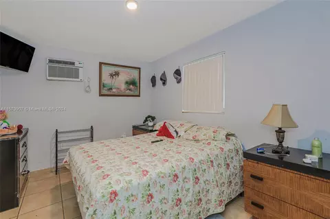 Bedroom - 950 W 37th St, Hialeah, FL 33012 photo 6 of 7
