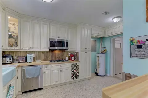 4660 W 8th Ct, Hialeah, FL 33012 photo 15