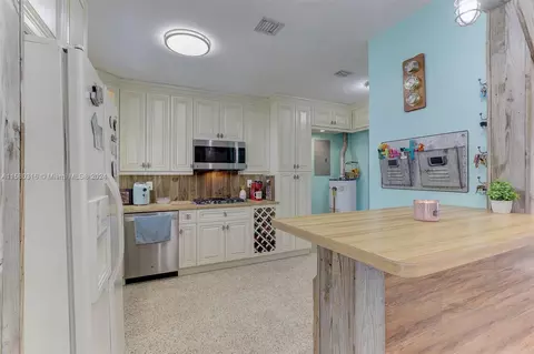 4660 W 8th Ct, Hialeah, FL 33012 photo 14