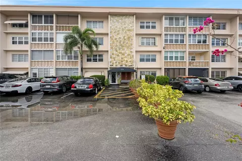 410 SE 2nd St #204, Hallandale Beach, FL 33009