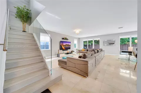 10570 NW 69th Ter, Doral, FL 33178
