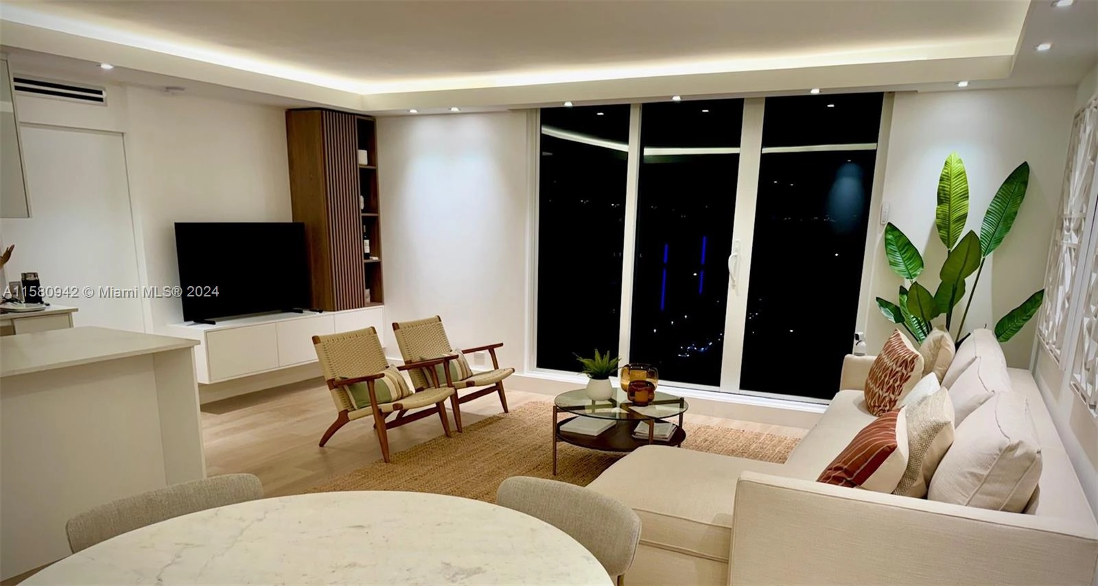 2301 Collins Ave Unit 837