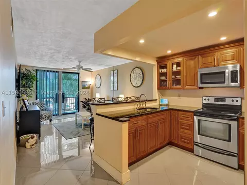 7100 NW 17th St #221, Plantation, FL 33313