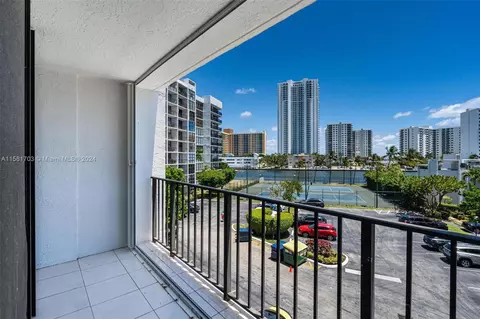 1000 Parkview Dr #428, Hallandale Beach, FL 33009