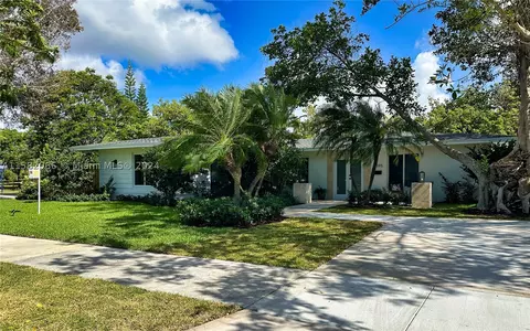 9395 SW 180th St, Palmetto Bay, FL 33157