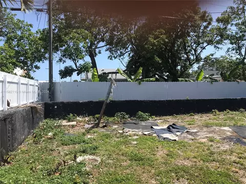 Exterior - 730 SE 1st Pl, Hialeah, FL 33010 photo 5 of 7