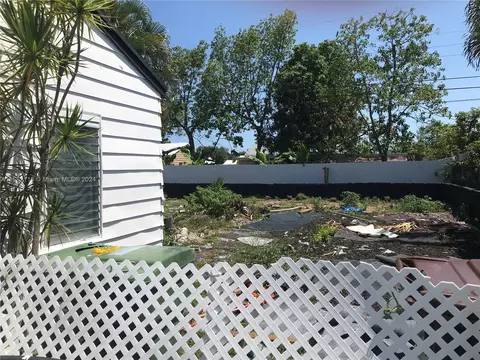 Exterior - 730 SE 1st Pl, Hialeah, FL 33010 photo 6 of 7