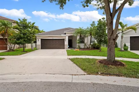910 Tulip Cir, Weston, FL 33327