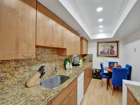 900 Saint Charles Pl #PH10 810, Pembroke Pines, FL 33026