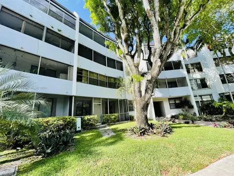 10852 N Kendall Dr #102, Miami, FL 33176