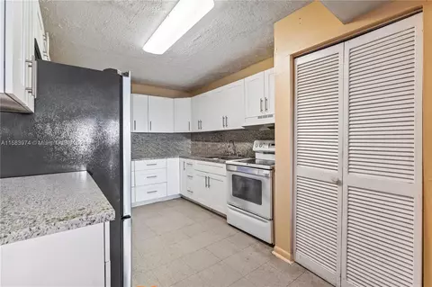 6950 W 6th Ave #524, Hialeah, FL 33014