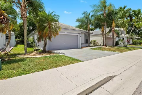 2661 W Lake Park Cir W, Davie, FL 33328