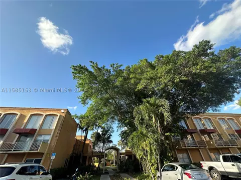 17911 NW 68th Ave #M206, Hialeah, FL 33015