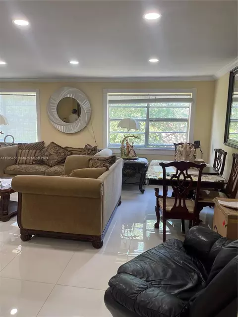 1305 W 53rd St #422, Hialeah, FL 33012