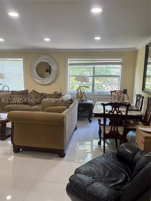1305 W 53rd St #422, Hialeah, FL 33012