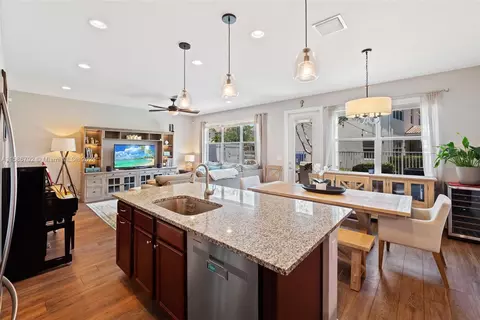 915 Banyan Dr, Hollywood, FL 33021