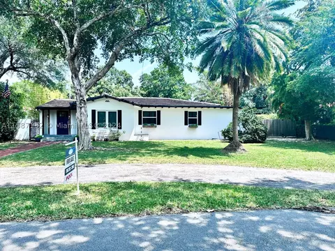 915 NE 118th St, Biscayne Park, FL 33161